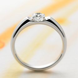 ダイヤモンド 婚約指輪